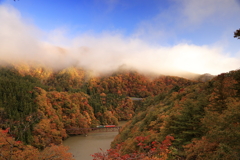 只見線と紅葉と青空きり