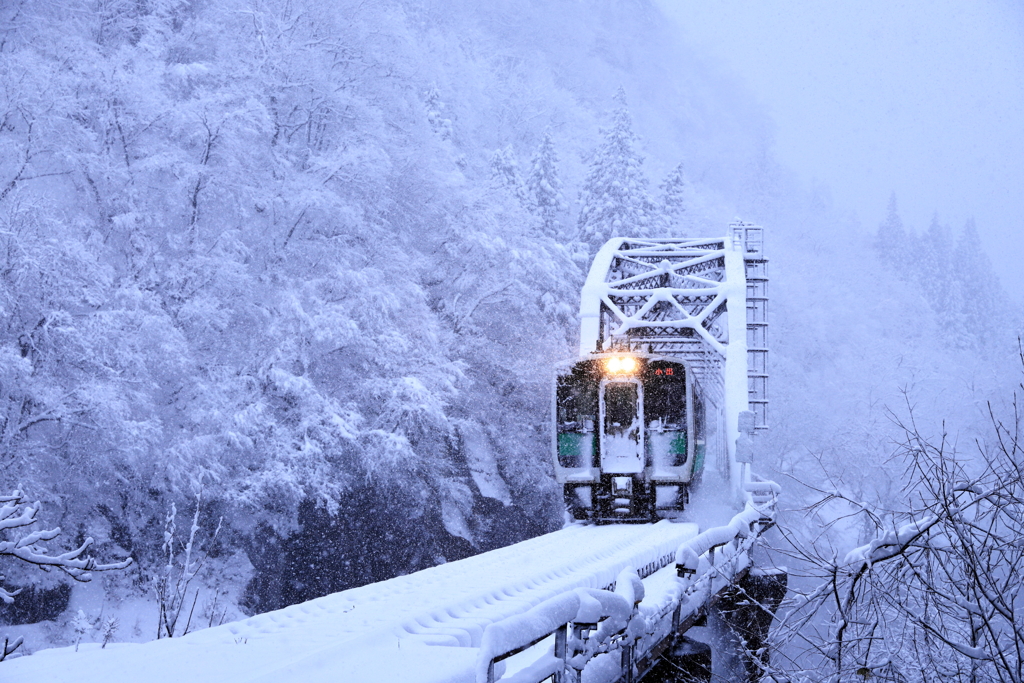 まだまだ降り続く雪に向かう列車
