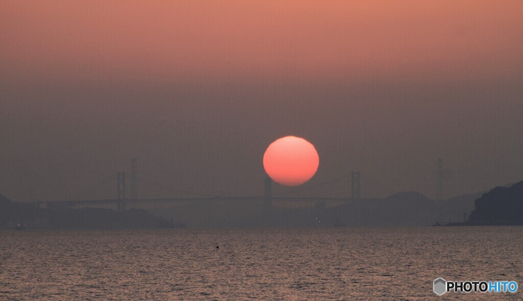 関門橋に沈む夕日
