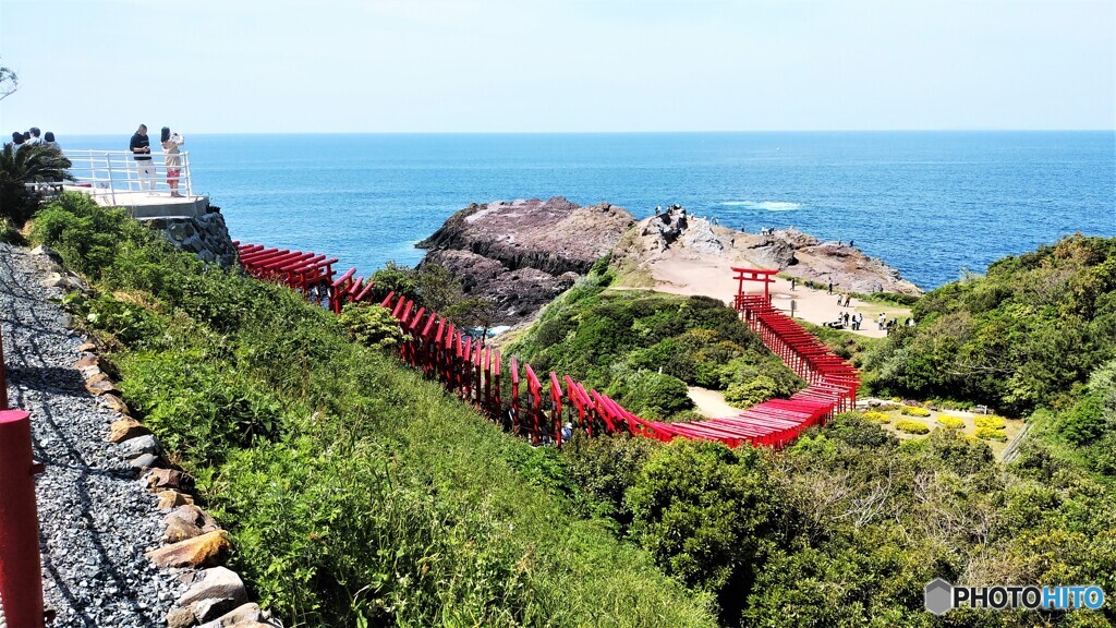 海へ向かう赤い鳥居