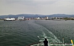 遠ざかる函館港