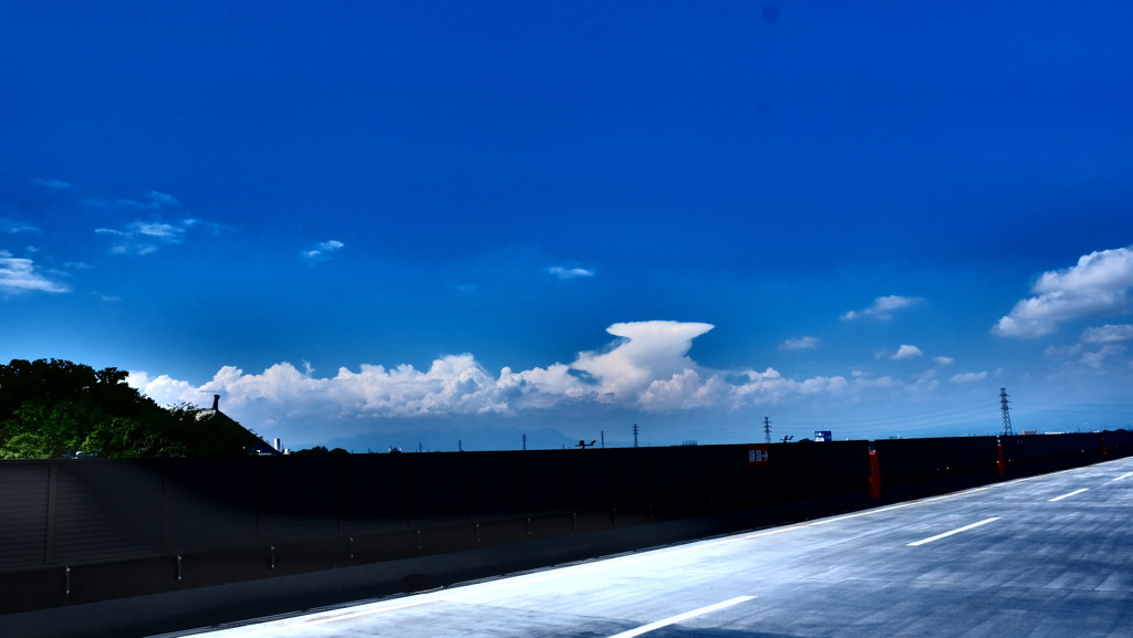 スーパー屋上からの夏空