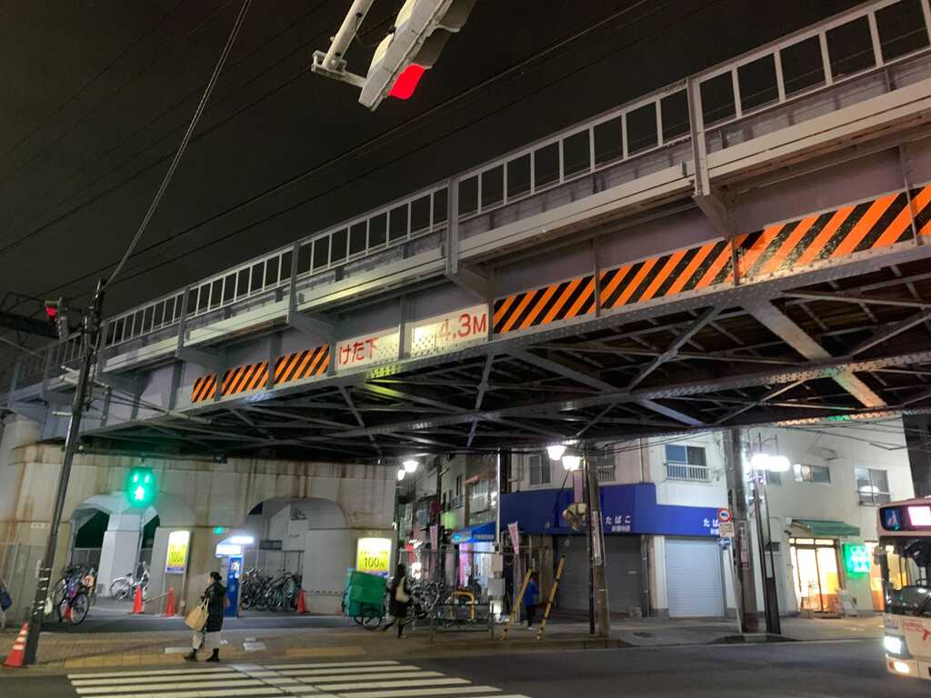 中川将志の夜の高架下と角のたばこ屋