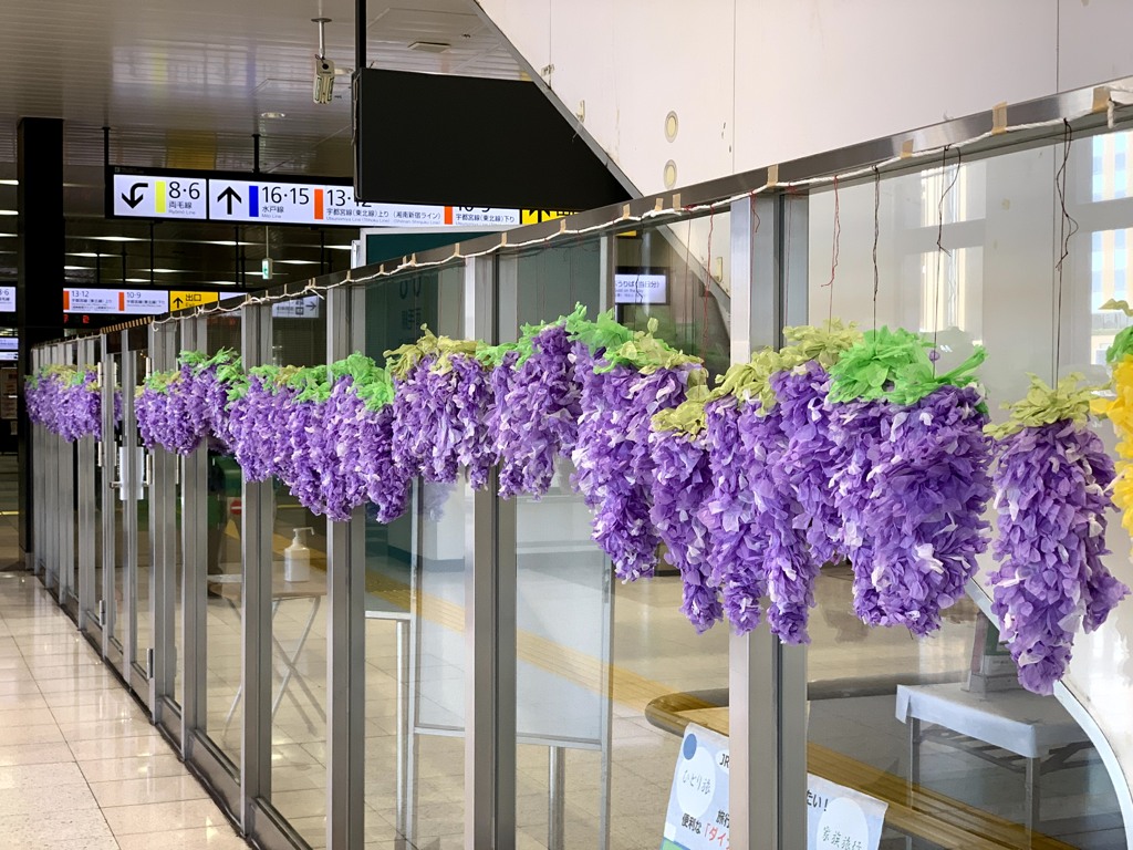 中川将志のお花が飾ってある駅の壁