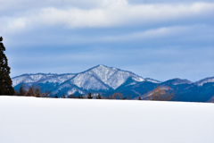 そびえ立つ山と、雪原