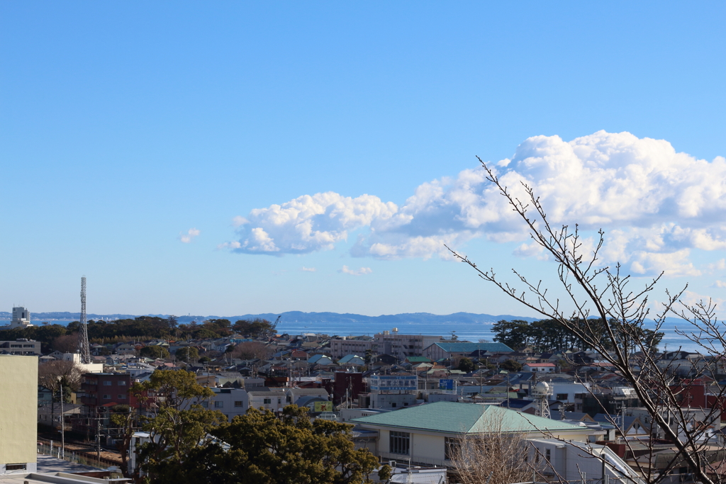 晴天の雲と町