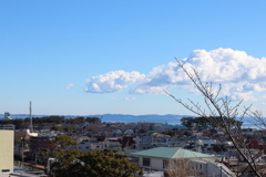 晴天の雲と町