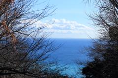 隙間から雲と海