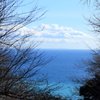 隙間から雲と海