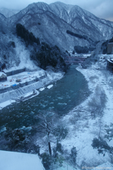 春雪の宇奈月温泉