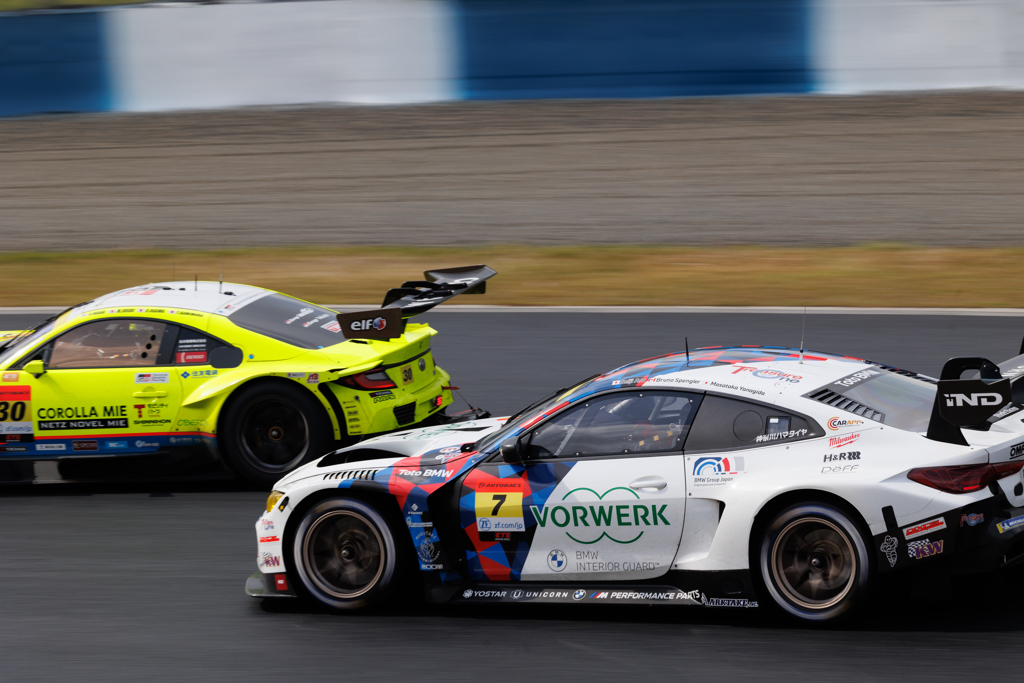 Super GT Okayama GR86 vs BMW