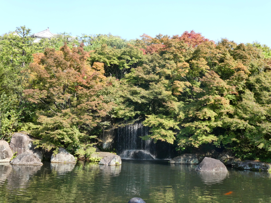 姫路城西御屋敷跡庭園　好古園　紅葉と滝