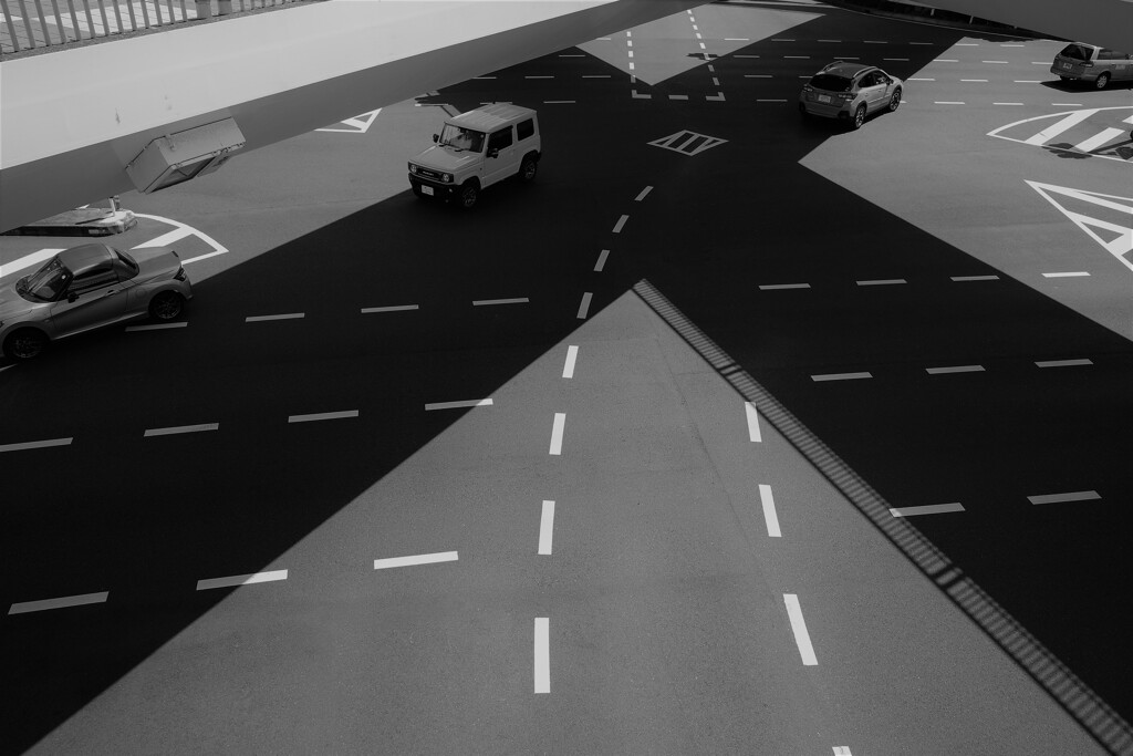 X型歩道橋の影