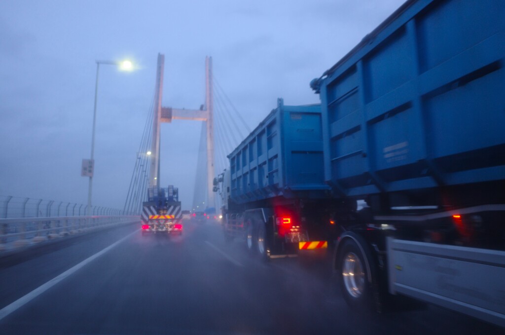 雨のベイブリッジ