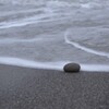 波と石