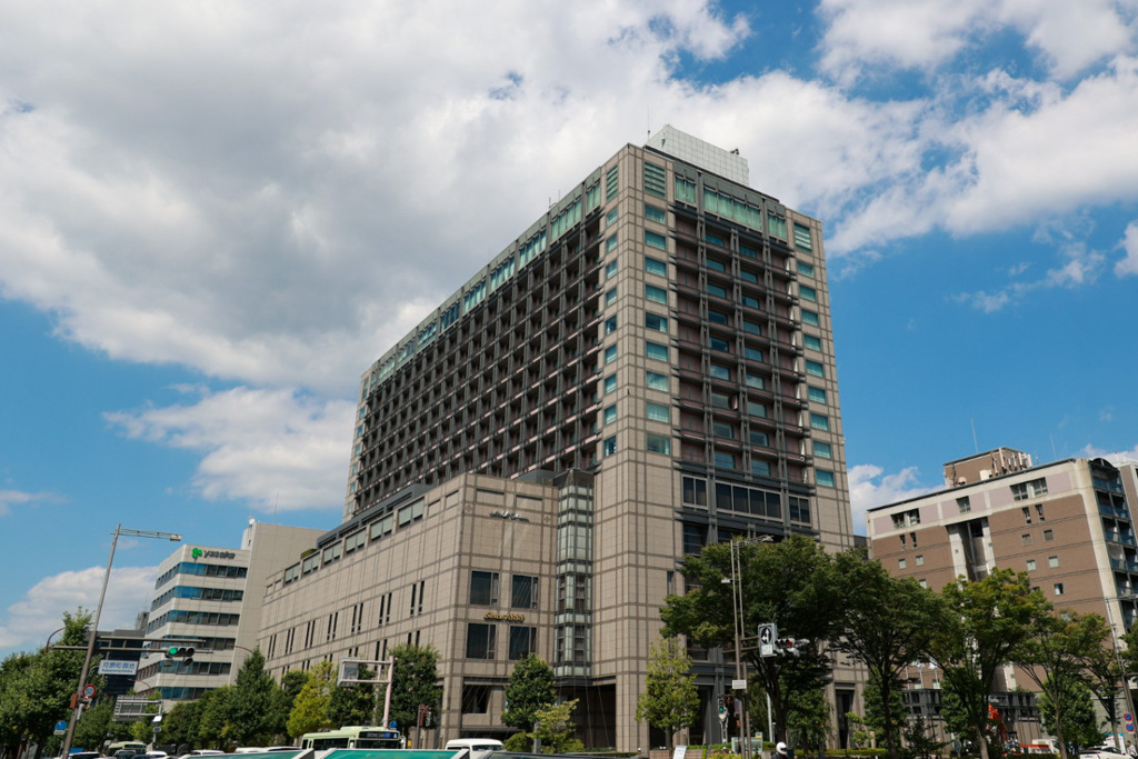 そびえるオークラ