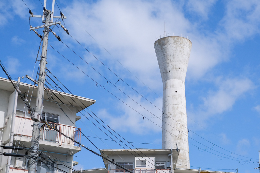 青空と給水塔