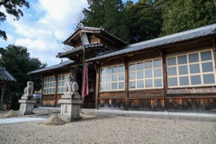 昔の学校のような神社