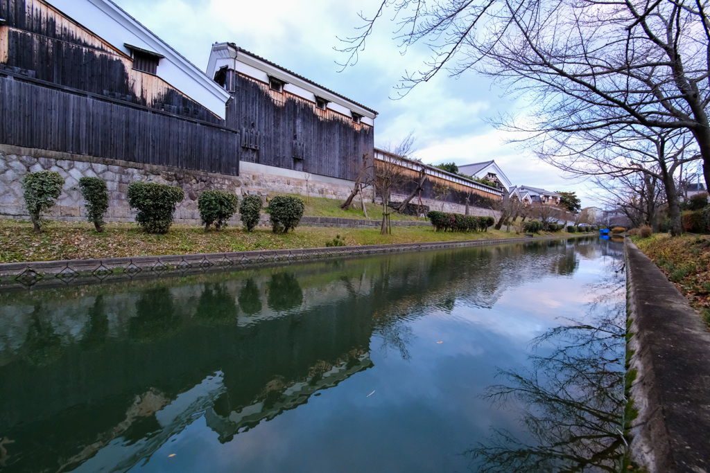 酒蔵と水路