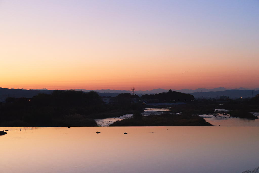 夕暮れの空と川