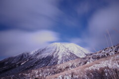 月明かり、一瞬顔を出す三俣山