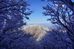 登山道から見る平治岳