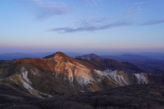 モルゲンロ－トに染まる星生山と硫黄山