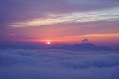 祖母山頂より阿蘇に沈む夕日