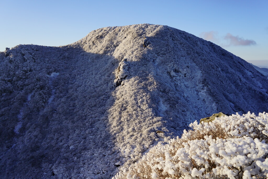 雪化粧する三俣山本峰