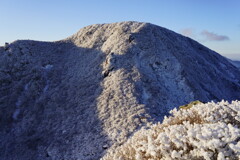 雪化粧する三俣山本峰