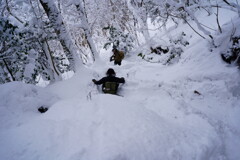 登山道を滑走する登山者