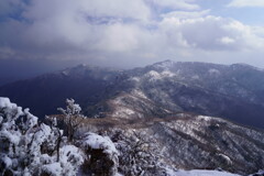 山頂より望む縦走路