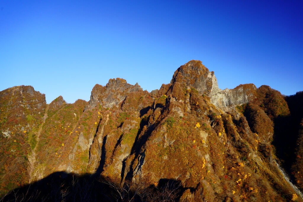 根子岳南峰から見る天狗峰