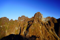 根子岳南峰から見る天狗峰