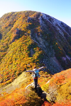 紅葉と霧氷を楽しむ少女