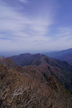 祖母山頂より縦走路を望む2