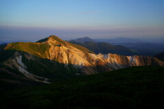朝日に照らされる星生山