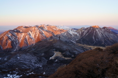 朝日を浴びる九重連山