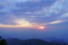 阿蘇の大仏に沈む夕日