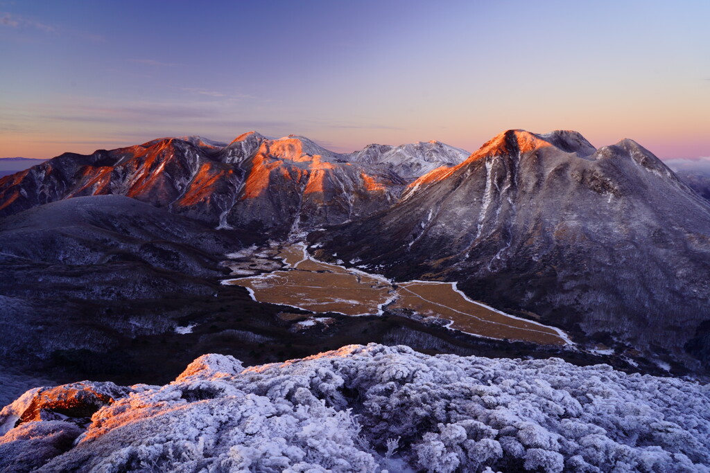 朝日を浴びる九重連山