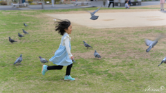 『ワァ～イ』  鳩と少女ー２