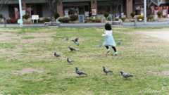 『ワァ～イ』  鳩と少女ー３