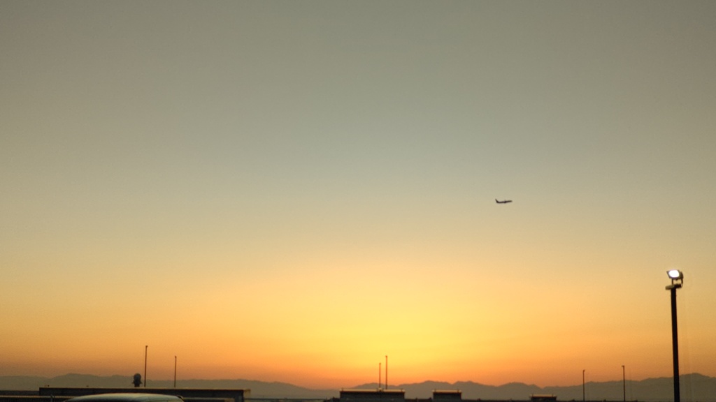 夕焼けと飛行機