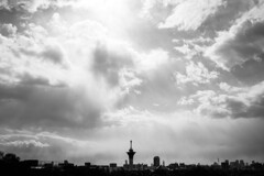 空と街