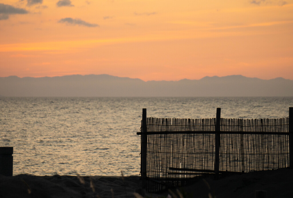 佐渡と夕陽②　防砂柵