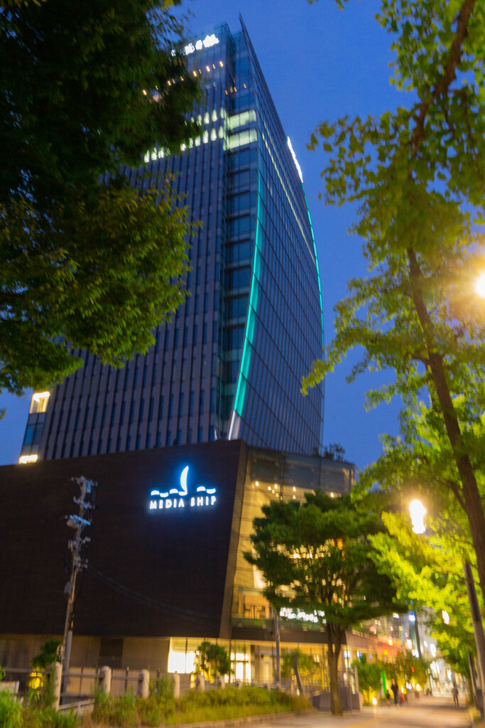夜のメディアシップ