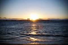 夕焼けに照らされる鳥居