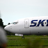 飛行機を見つめる
