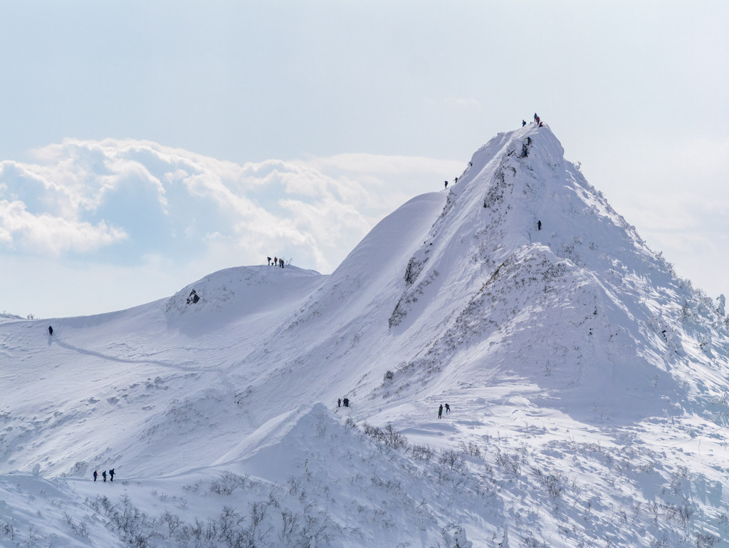 賑わう雪山