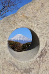 穴より望む富士山